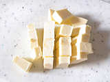 バターは1cm角程度に包丁で切る。