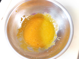 卵黄と卵白を別のボウルに割り入れる。卵黄のボウルにグラニュー糖を分量の半分ほど入れ、白っぽくなるまで泡立てる。