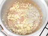 鍋にオリーブオイル、玉ねぎのみじん切りを入れ、しんなりするまで炒める。