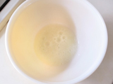 ボウルに卵白を入れ、コシがなくなるまで（卵白のプルンとしたハリがなくなり、全体的にとろりをしてくるまで）よく混ぜる。