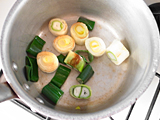 鍋にオリーブオイルを入れて熱し、下仁田ネギを焼き色が着くまで炒める。