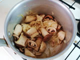 鍋に残った余分な油を取り除き、再び鍋を火にかけて玉ねぎを炒める。玉ねぎがしんなりしてきたら、マッシュルーム、エリンギを加え、さらに炒める。