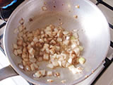 玉ねぎを加え、しんなりするまで炒める。菜の花、アスパラガス、空豆を加える。