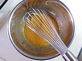 ボウルに全卵、卵黄を入れ、泡立て器で混ぜる。 残りのグラニュー糖を加え、よく混ぜる。泡立て器で混ぜながら、2.を少しずつ加える。
