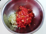 トマトのドレッシングを作る。 トマトは5mm程度、玉ねぎはみじん切りにし、ボウルに入れる。