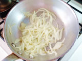 フライパンにオリーブオイルと玉ねぎを入れ、炒める。玉ねぎがしんなりしてきたらエリンギ、しめじの順で加え、塩を振り、さらに炒める。