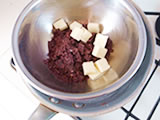 ボウルにチョコレートとバターを入れ、湯煎にかける。