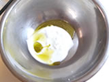 ボウルにヨーグルト、オリーブオイル、塩を入れ、よく混ぜる。