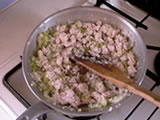セロリを加えて軽く炒め、鶏ひき肉を加え、木べらで切るように炒める。