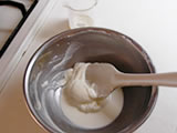 室温に戻しておいたクリームチーズをクリーム状にし、生クリームを2、3回に分けて加える。