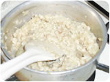 2の鍋に米を研がずに加え、炒める。ここで鍋が焦げ付くようであればオリーブオイルを少量加える。