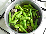 ニンニクが色づいてきたら、アサリ、空豆、グリンピース、インゲンを入れ、軽く炒める。