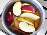 リンゴ、洋梨を入れ、そのまま粗熱をとる。