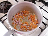 鍋にサラダオイルを入れ、玉ねぎ、人参、ベーコンの順に炒める。しんなりしてきたらきのこ類加え、さらに炒める。
