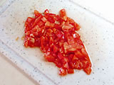 やや細かくザク切りにしたトマトを加え、潰すように炒める。豆水煮、豆の煮汁、ローリエを加える。