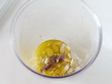オリーブオイル、松の実、アンチョビ、パルメザンチーズ、ニンニクのすりおろしをミキサーにかける。バジルの葉を加え、さらに回し、ペースト状にする。