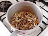 鍋にサラダオイルを入れ、玉ねぎ、人参、ベーコンの順に炒める。しんなりしてきたらきのこ類加え、さらに炒める。