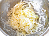 ボウルにヨーグルトとオリーブオイルを入れてよく混ぜる。塩、黒コショウを加えてさらに混ぜ、水気を切った玉ねぎを加え、混ぜる。