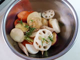 ボウルに野菜を入れ、オリーブオイル大さじ1と塩を加えて混ぜる。アルミホイルの中央に野菜が重ならないように置き、アルミホイルで包む。