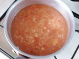 それぞれの鍋に、イチジク、ヨーグルトを加え、手早く混ぜる。