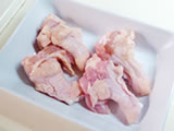 鶏手羽元の表面に塩をふる。フライパンに加え、表面を焼く。