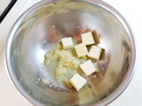 ボウルに小さめに切ったバターとしょうがのすりおろしを入れる。