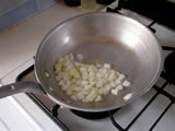 玉ねぎを入れ、中火で炒める。 しんなりしてきたところで、芽キャベツ、グリンピースを入れ、軽く塩を振る。弱火でしっかりと炒める。