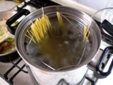 パスタ鍋にたっぷりの湯を沸かし、塩を加える。パスタを回し入れ、中火にしてパスタを茹でる。