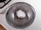 ボウルに白玉粉を入れ、数回に分けて水を加え、練る。