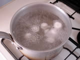 鍋にたっぷりのお湯を沸かす。別のボウルに氷水を用意しておく。4. を丸くまるめ、順に湯に落とす。浮き上がってきたら、さらに30秒ほど茹でて、氷水に入れる。