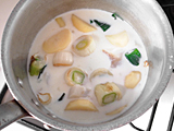 牛乳を加え、沸騰したら吹きこぼれない程度の中火にし、ジャガイモが柔らかくなるまで煮る。塩で味を整える。