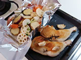 天板に2.の鶏肉とアルミホイルで包んだ4.の野菜を置き、200度で15〜20分焼く。