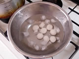 鍋にたっぷりのお湯を沸かす。別のボウルに氷水を用意しておく。4. を丸くまるめ、順に湯に落とす。浮き上がってきたら、さらに30秒ほど茹でて、氷水に入れる。