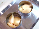 容器（写真はセルクルを使用していますが、グラスやプリンカップなどでもOK）に桃を入れ、粗熱がとれた3.を流し入れる。 冷蔵庫に入れ、冷やし固めれば出来上がり！