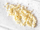 ブロックのチーズを細かく砕き、スライスチーズと一緒に鍋に加える。塩で味を整える。
